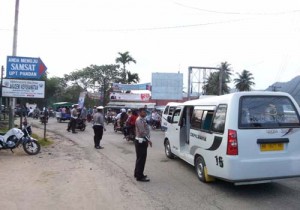 Aktifitas Polisi dan Dishub amankan alur kendaraan saat Balimau-limau