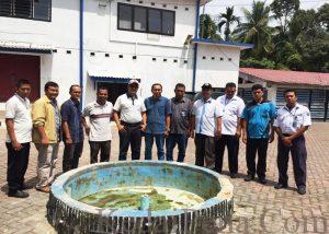 Direktur Air Minum Delviyandri Tanjung bersama pegawai PDAM Tirtanadi