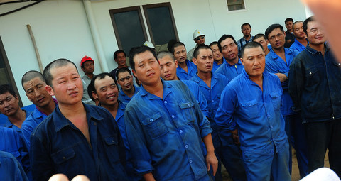 Sejumlah pekerja asing asal Cina berbaris saat hendak didata oleh Direktorat Reskrim Umum (Ditreskrimum) Polda Kalbar, di kawasan proyek pembangunan Pembangkit Listrik Tenaga Uap (PLTU) di Jungkat, Kabupaten Pontianak | Foto: Istimewa