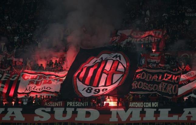 AC Milan fans light flares during the team's Italian Seria A soccer match against Inter Milan at San Siro stadium in Milan May 4, 2014. REUTERS/Max Rossi