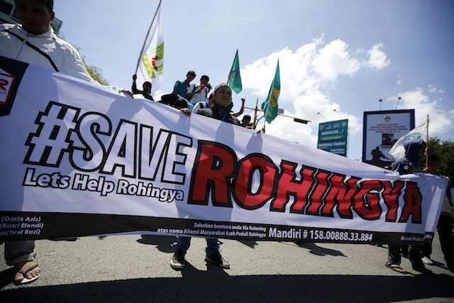 A group of Aceh students hold a protest rally against their country's official policy to reject further Rohinya refugees by pushing them back out to sea, in Banda Aceh, northern Sumatra, Indonesia, 19 May 2015. Indonesian fishing boats and marine police have rescued nearly 800 migrants on 15 May from a sinking vessel, as South-East Asia's migrant crisis continues to unfold.  EPA/HOTLI SIMANJUNTAK